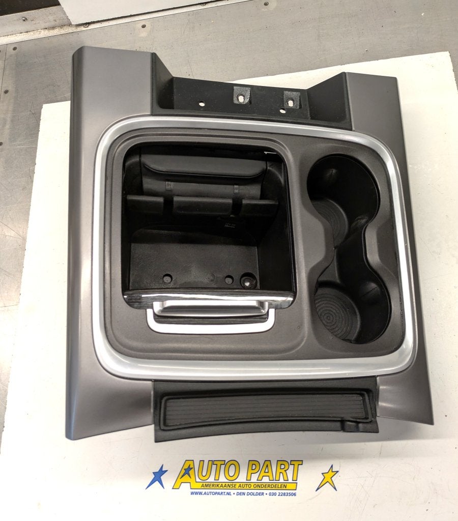 Dodge Ram DT middenconsole paneel 2019-2025, Gebruikt, PO Box 21-8004 | Auburn Hills, MI 48321-8004, Amerikaanse onderdelen, Ophalen of Verzenden