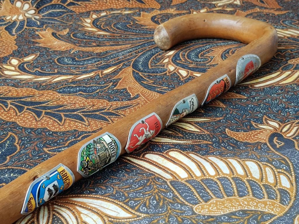 Antieke wandelstok uit Engeland van vruchtenhout met badges., Antiek en Kunst, Ophalen of Verzenden