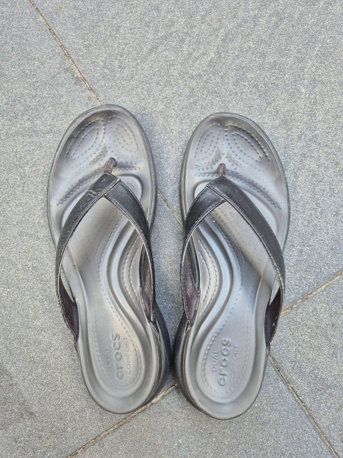 GEZOCHT: dual Crocs comfort slippers maat W9 (39-40), Slippers, Zwart, Ophalen of Verzenden, Zo goed als nieuw