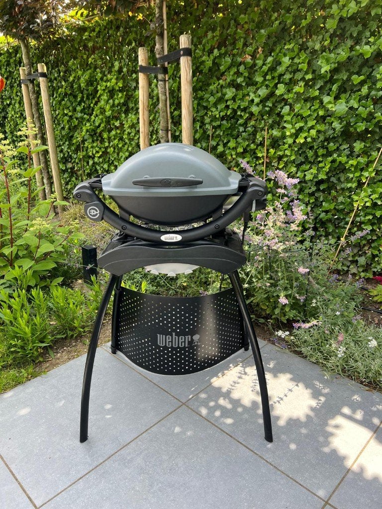 Weber  BBQ Q1400 met onderstel + hoes, Tuin en Terras, Elektrische barbecues, Ophalen, Gebruikt, WEBER BBQ