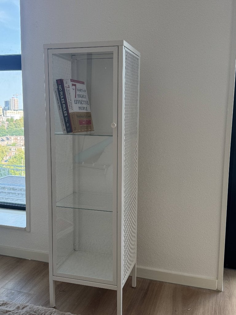 Nette witte vitrinekast met glazen plankjes, Huis en Inrichting, Kasten | Vitrinekasten, Ophalen, Minder dan 50 cm, Met deur(en)