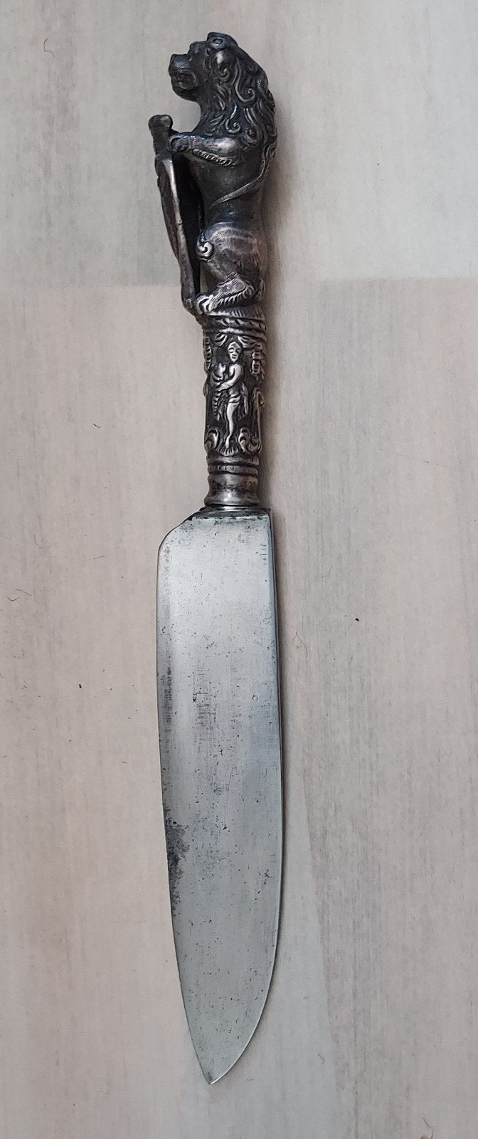 Antiek mes uit de 18de eeuw met gegoten zilveren heft., Ophalen of Verzenden
