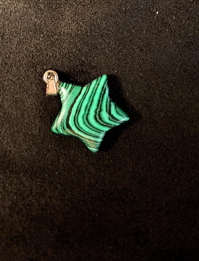 Leuk hangertje van malachiet, Sieraden, Tassen en Uiterlijk, Kettinghangers, Overige voorstellingen, Verzenden, Nieuw, Steen of Mineraal