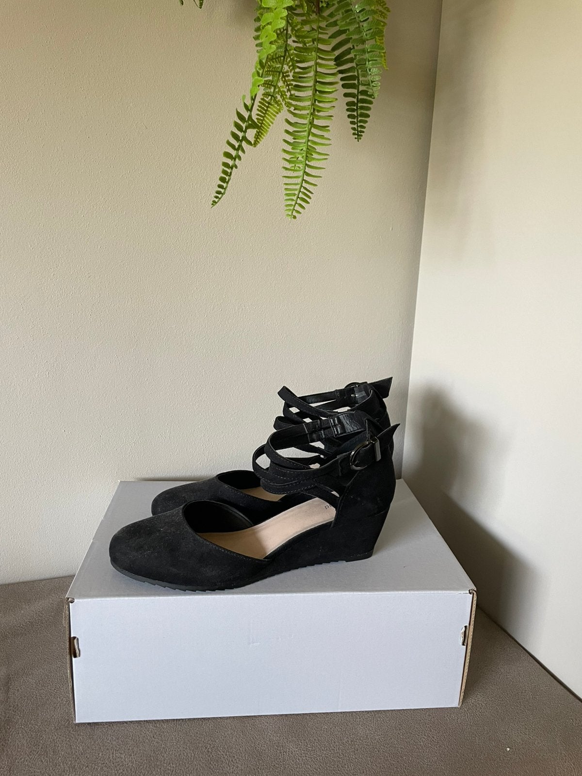Als nieuw: maat 40 zwarte suede pumps sleehak dichte teen, Pumps, Zwart, Ophalen of Verzenden, Zo goed als nieuw
