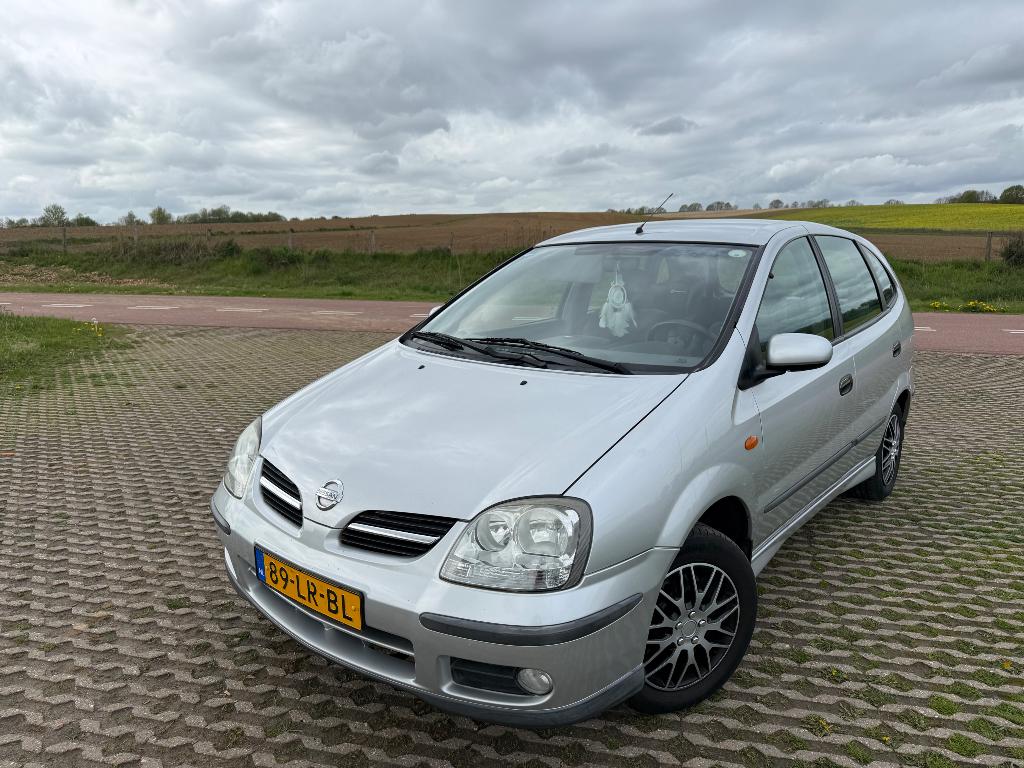 NIEUWE APK Nissan Almera Tino 1.8 AUT 2003 Grijs, Auto's, Nissan, Stof, 1250 kg, Adaptieve lichten, 4 cilinders