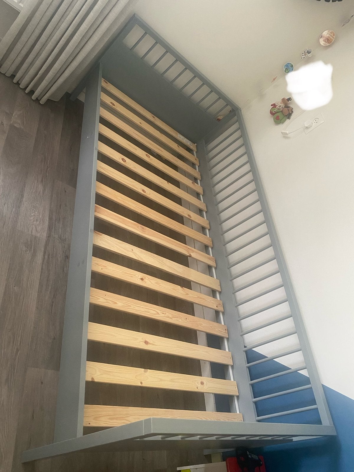 Kinderbed met verwijderbare zijkant, Kinderen en Baby's, Ophalen, 85 tot 100 cm, Zo goed als nieuw, Lattenbodem