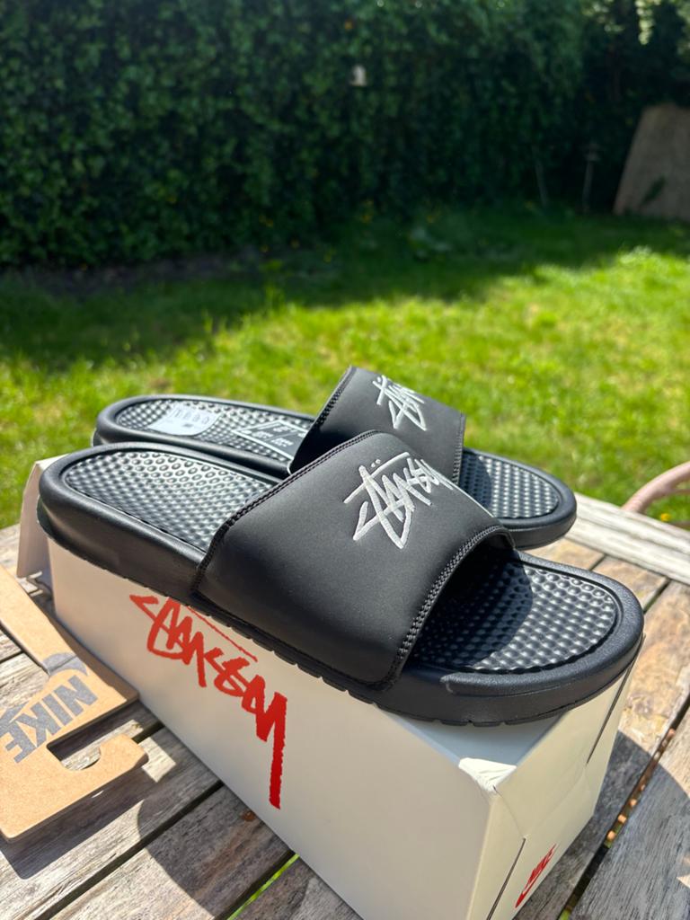 Nike Benassi JDI x Stussy Slippers - Maat 44, Ophalen of Verzenden, Nieuw, Zwart, Slippers