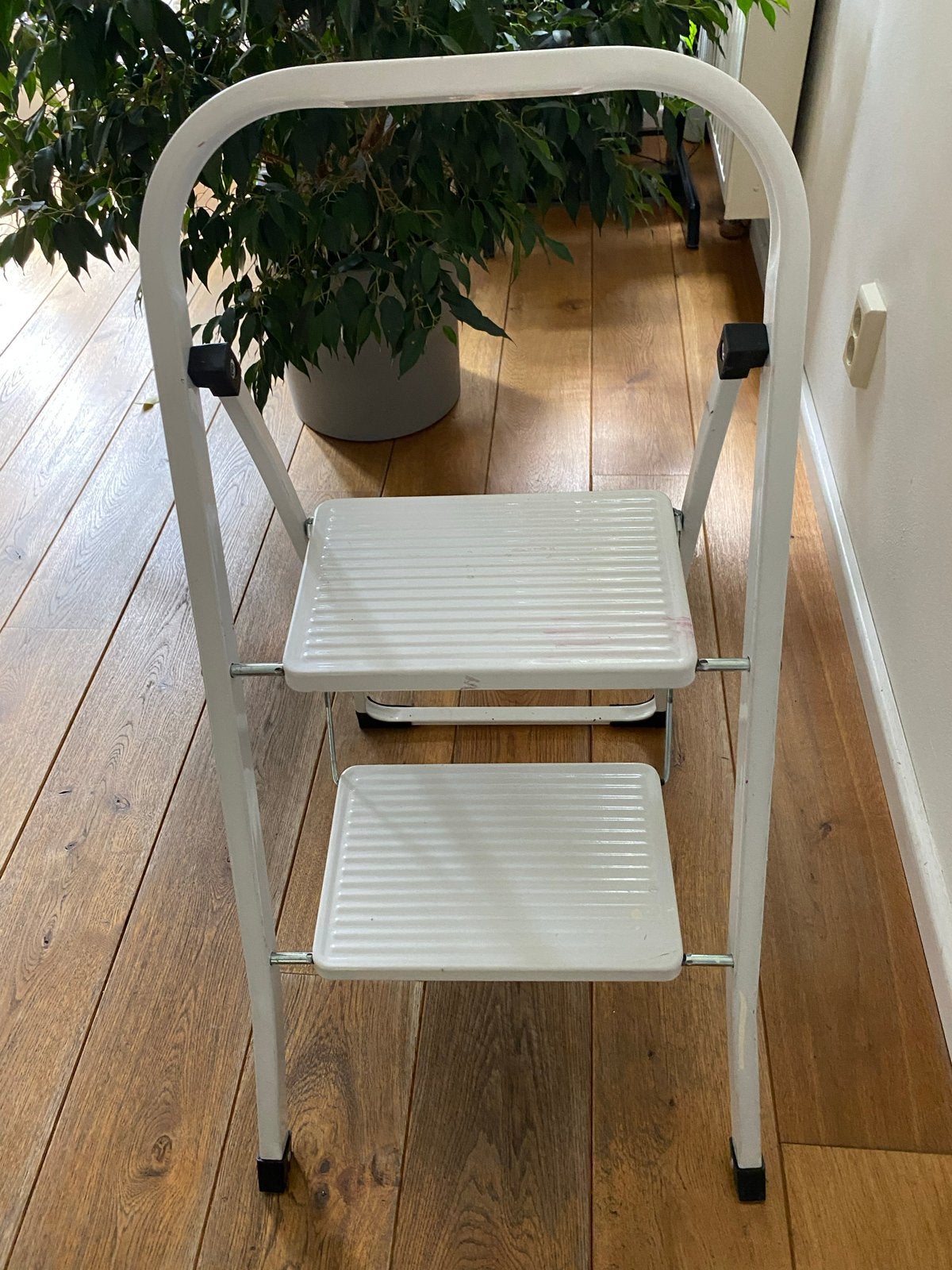 Witte  huishoudtrap met 2 treden, Doe-het-zelf en Verbouw, Ladders en Trappen, Ophalen, Gebruikt, Trap, Opvouwbaar of Inschuifbaar