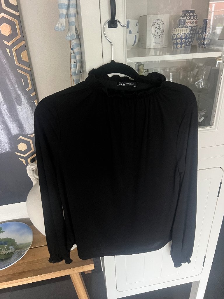 Nieuwe zwarte top v Zara mt s, Kleding | Dames, Nieuw, Ophalen of Verzenden, Lange mouw, Maat 36 (S)