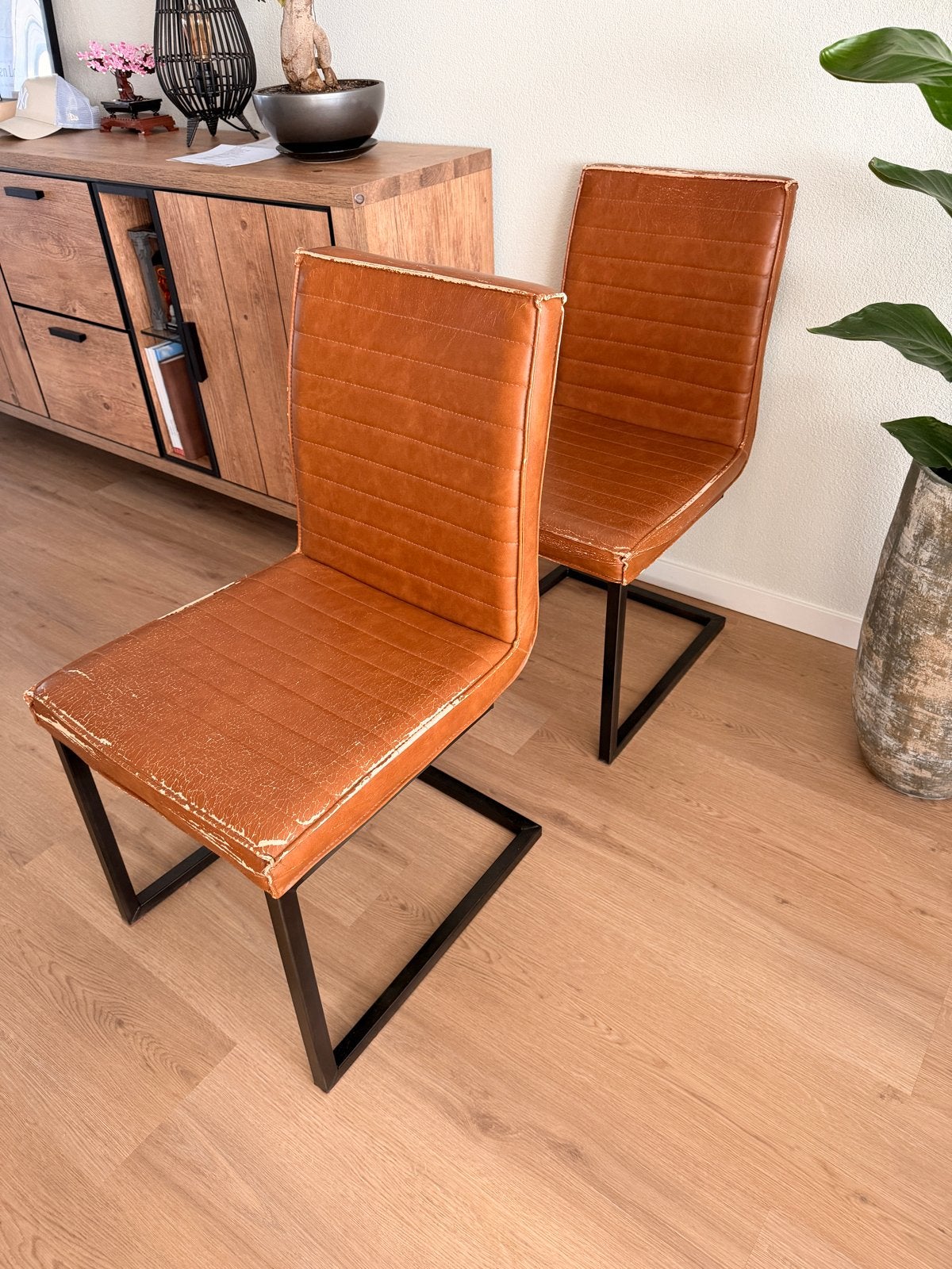 Gratis af te halen: 4 stoelen met stalen frame, Huis en Inrichting, Stoelen, Ophalen, Gebruikt, Bruin, Vier