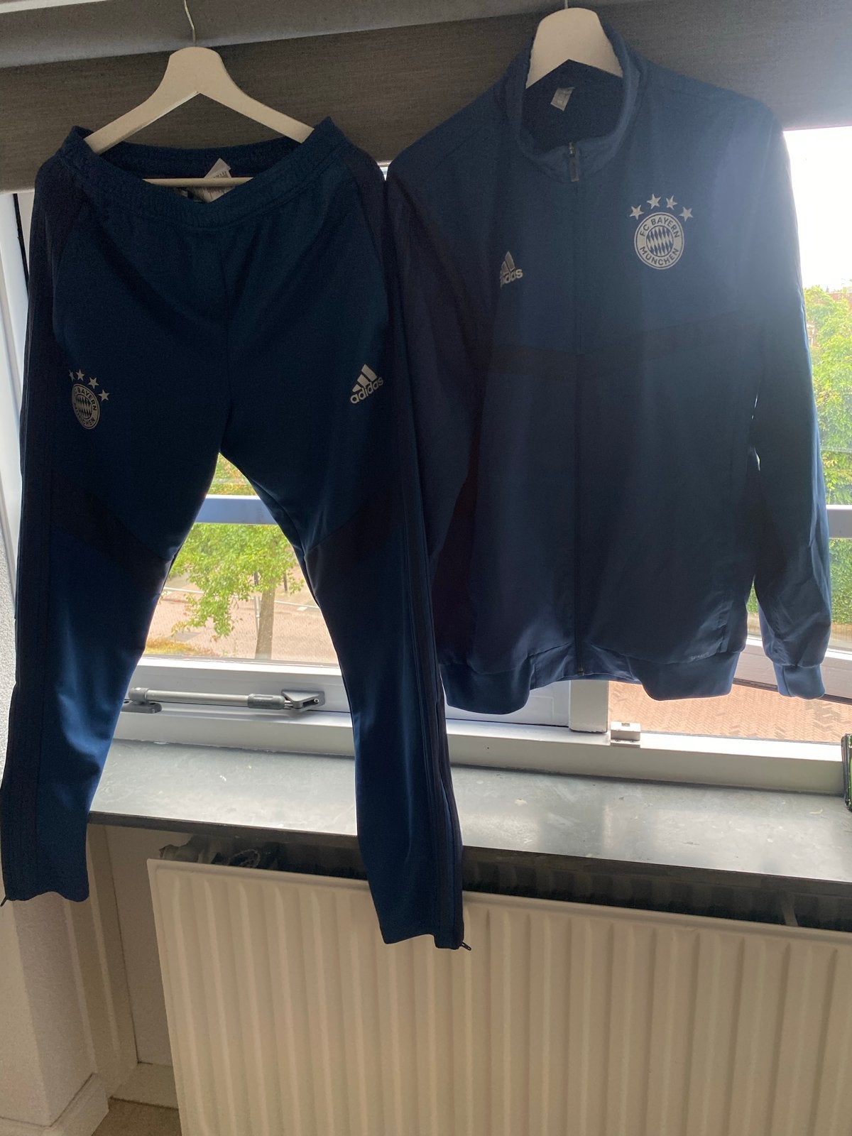 Adidas Bayern München trainingspak maat M (valt groot), Ophalen of Verzenden, Zo goed als nieuw, Voetbal, Maat 48/50 (M)