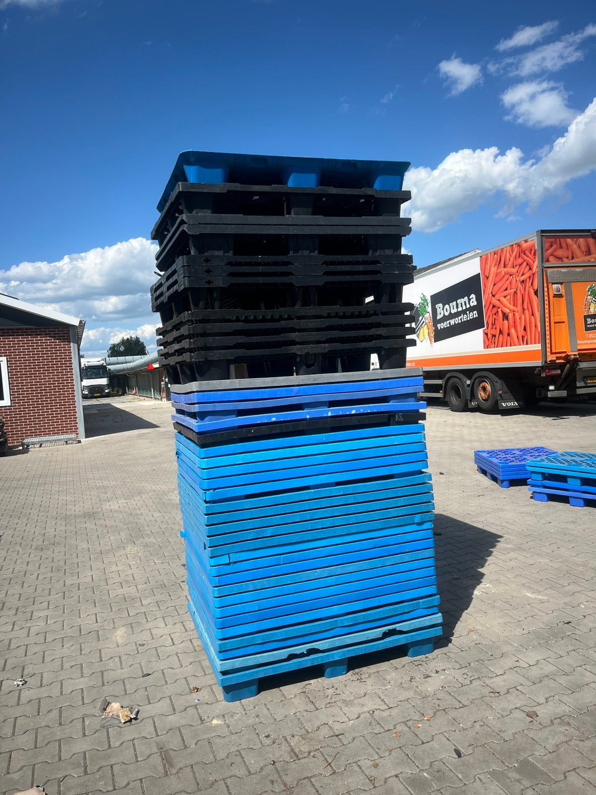 Partij nestbare kunststoffen pallets, Ophalen