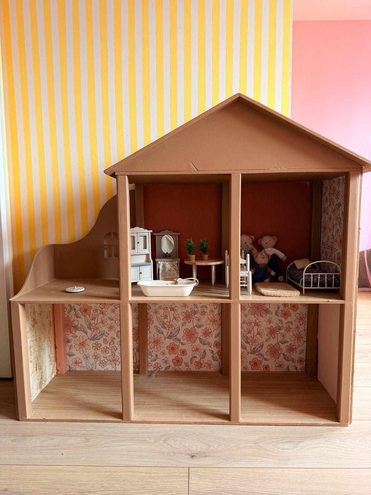 Zelfgemaakt houten poppenhuis, Ophalen, Gebruikt, Poppenhuis