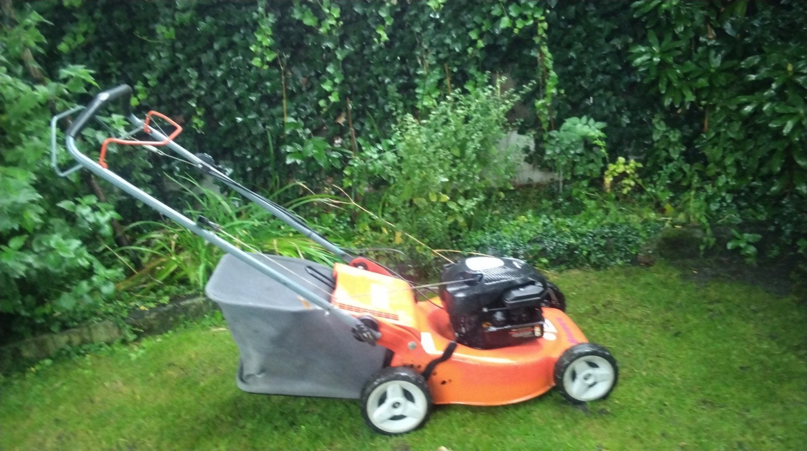 Nette Husqvarna R147S Grasmaaier Motormaaier, Tuin en Terras, Grasmaaiers, Ophalen, Cirkelmaaier, Gebruikt, Benzine-grasmaaier