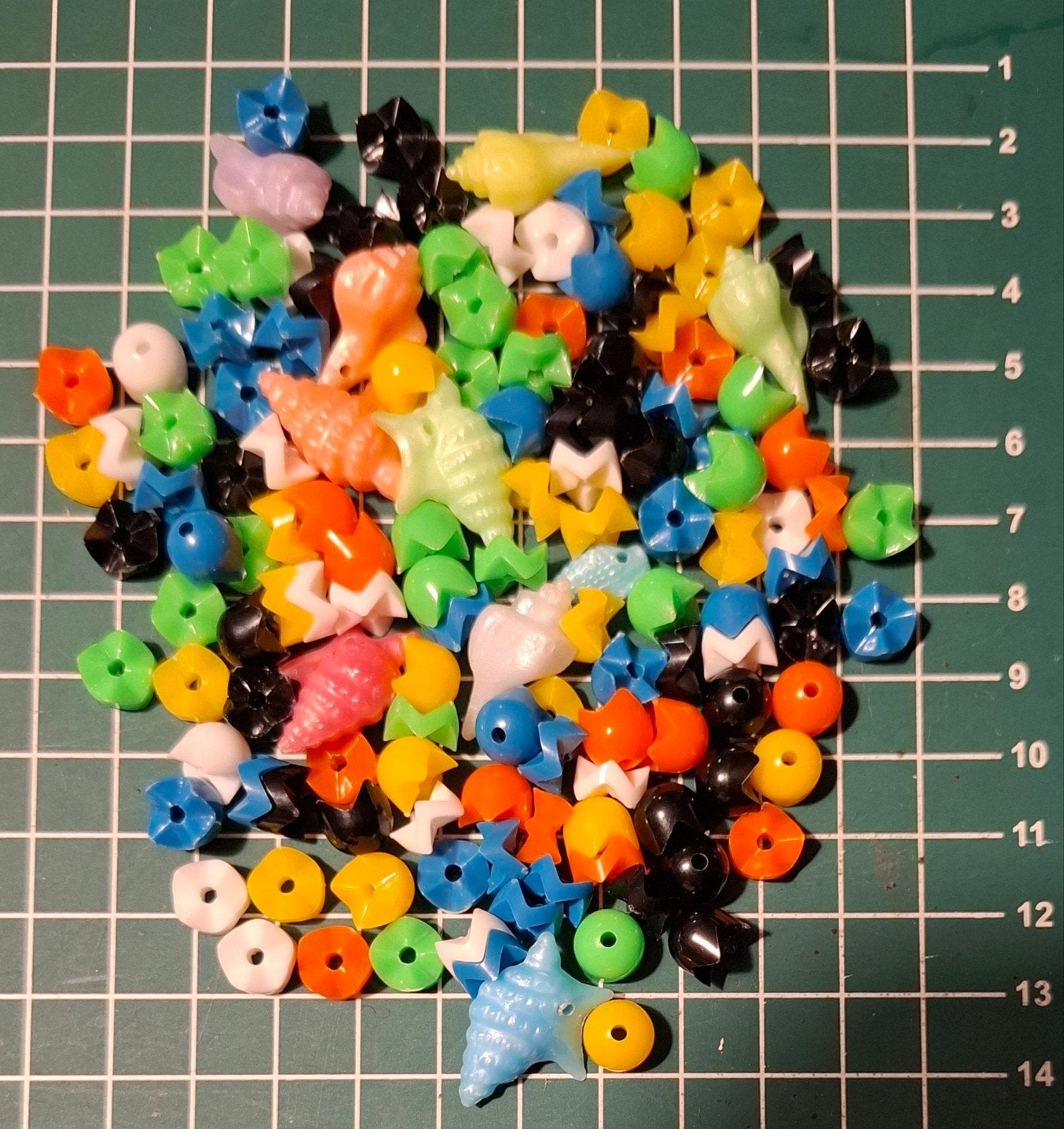 Mix van schelpen en tulpenkralen voor sieraden maken