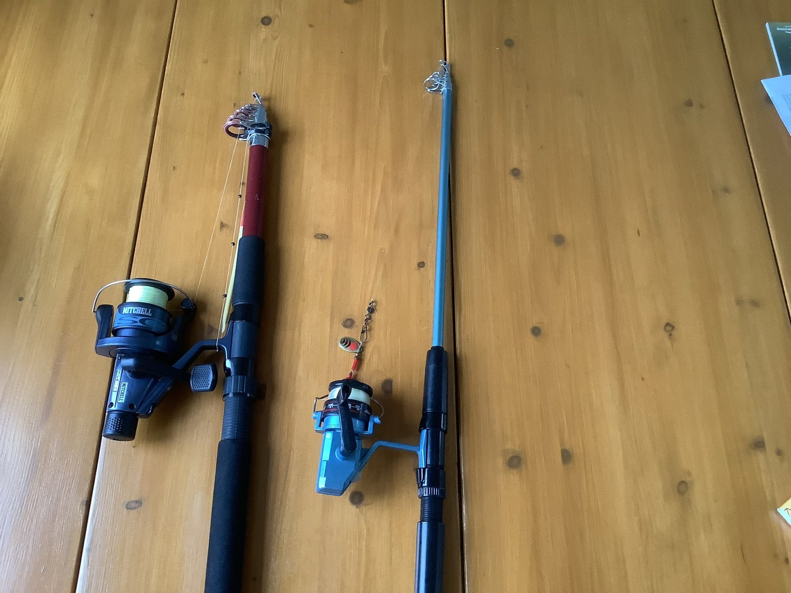 2 complete vishengels met molens - opbrengst voor asiel, Ophalen, Zo goed als nieuw, Complete hengel