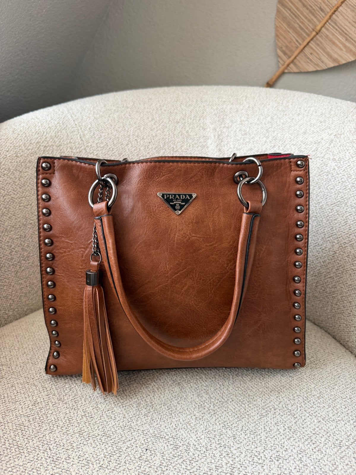 Prada handtas met studs en kwastje - Bruin. Geen bonnetje, Ophalen of Verzenden, Gebruikt, Bruin, Handtas
