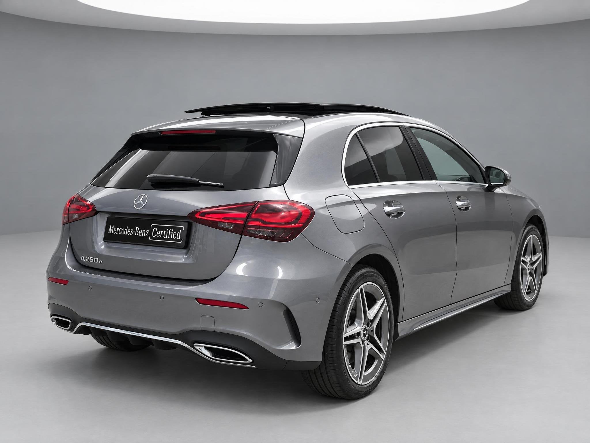 Mercedes-Benz A-klasse 250 e AMG | Panoramadak | Dodehoekass, Auto's, Stof, Gebruikt, 16 kWh, Bedrijf