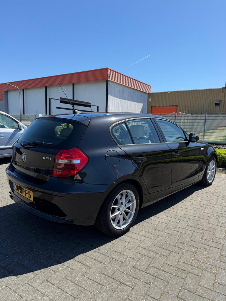 BMW 1-Serie 118i 143pk 5D Aut. 2011 Zwart, Auto's, BMW, 1995 cc, Zwart, Origineel Nederlands, 1200 kg