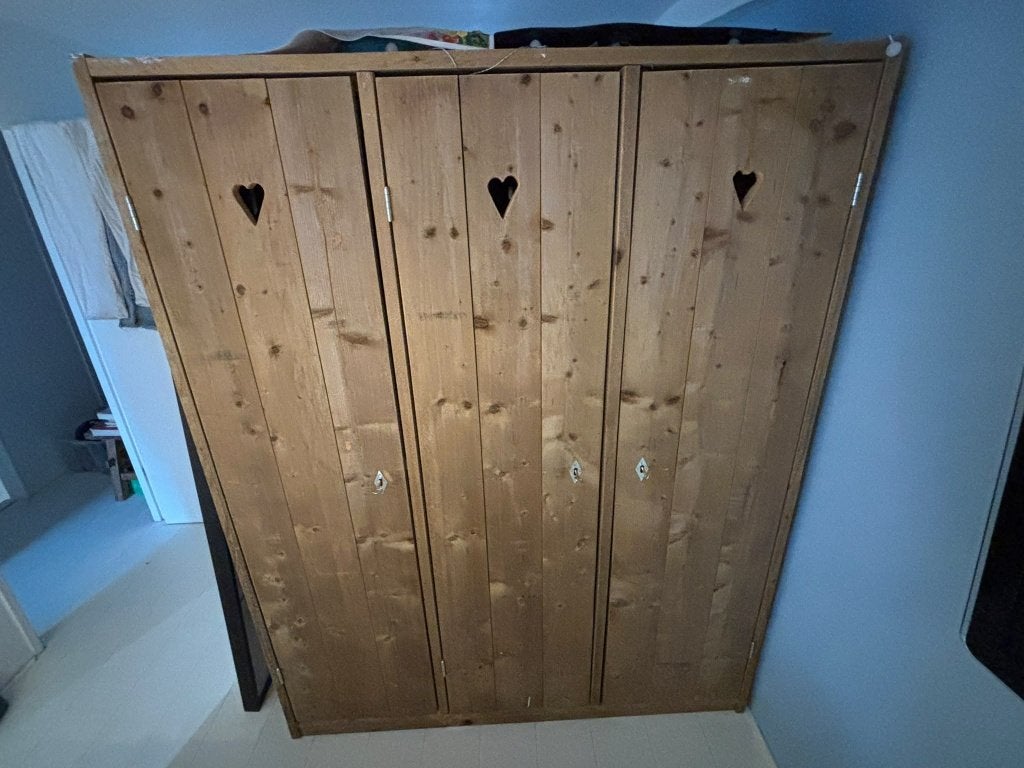 3-deurs Steigerhouten Kledingkast (Saartje Prum) met hartjes