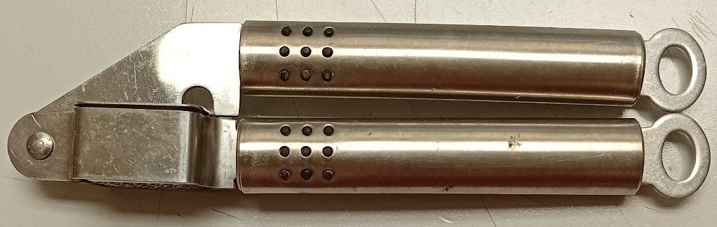 Te Koop: Een metalen knoflookpers, ZGAN., Overige typen, Ophalen of Verzenden, Zo goed als nieuw, Metaal