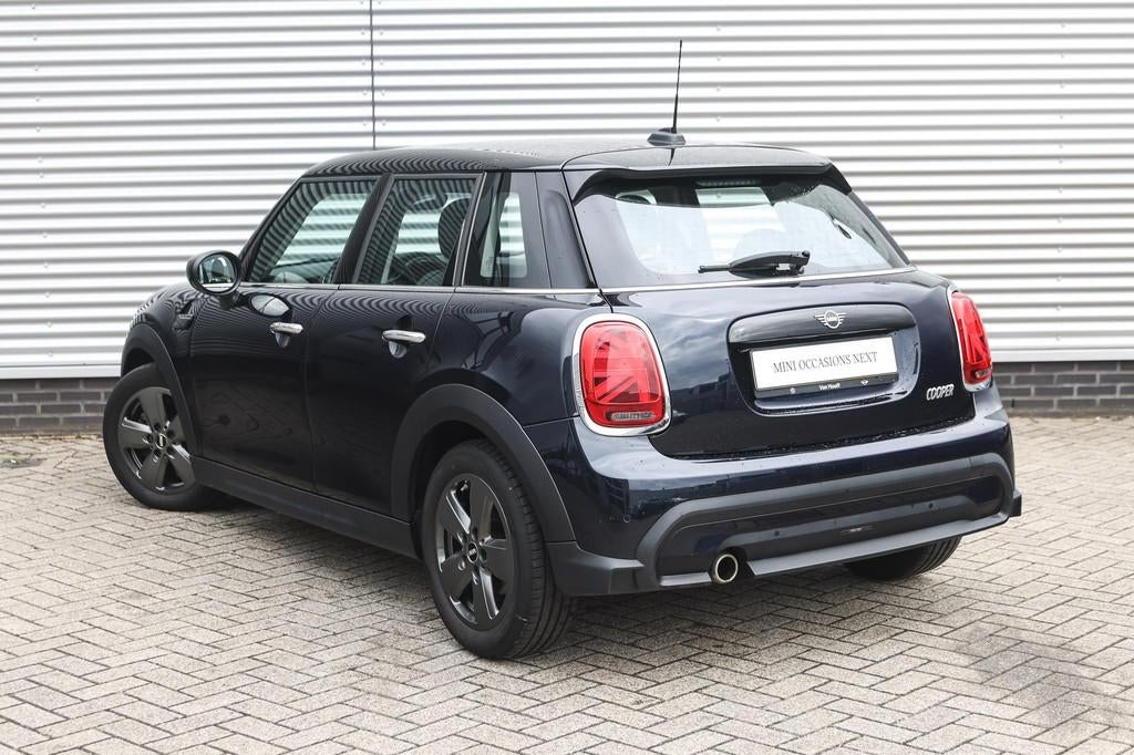 MINI Hatchback Cooper Classic Automaat / Sportstoelen / LED, Auto's, 136 pk, Gebruikt, Met garantie (alle), Blauw