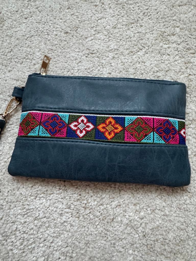 Donkerblauwe Leren Clutch met Geborduurde Opdruk, Ophalen of Verzenden, Zo goed als nieuw, Blauw, Avondtasje