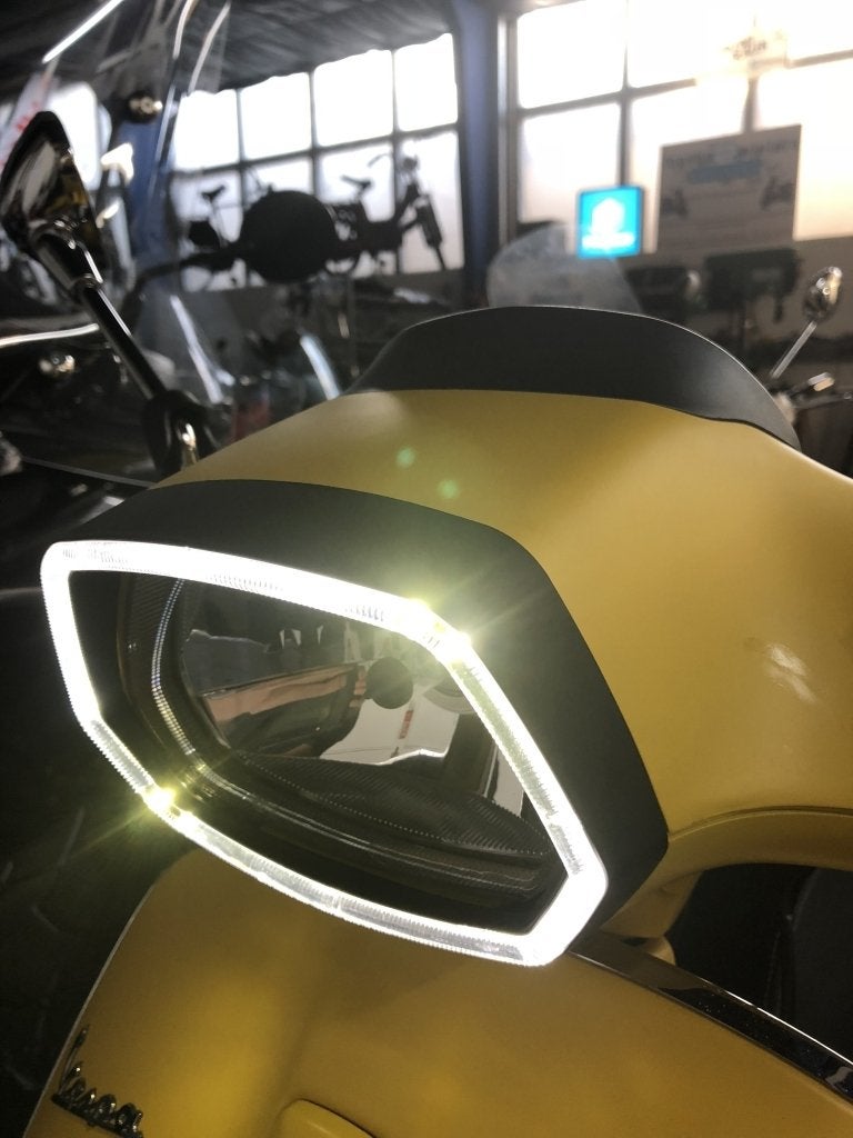 Vespa Sprint koplamp rand met led zwart of chrome, Fietsen en Brommers, Brommeronderdelen | Scooters, Niet ingevuld, Niet ingevuld