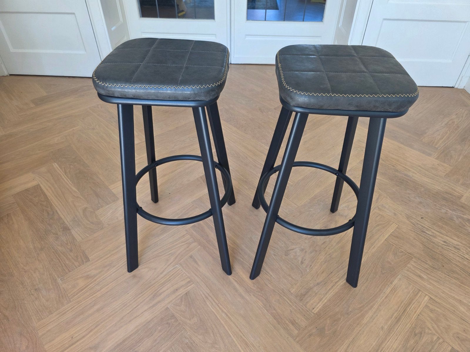2 barstoelen grijs met zwart metaal / zonder rugleuning, Ophalen, 60 tot 90 cm, Zo goed als nieuw, Metaal