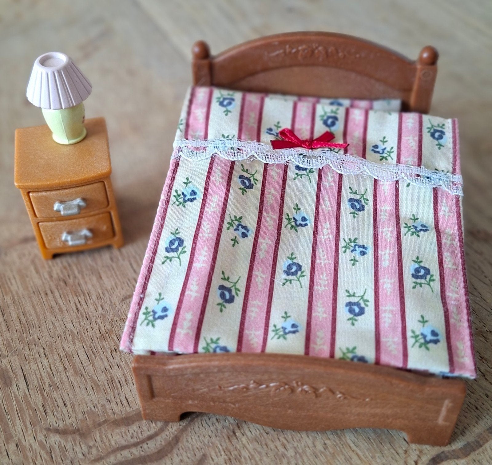 Sylvanian Families Twijfelaar Bed met Nachtkastje en Lamp, Kinderen en Baby's, Speelgoed | Poppenhuizen, Ophalen of Verzenden