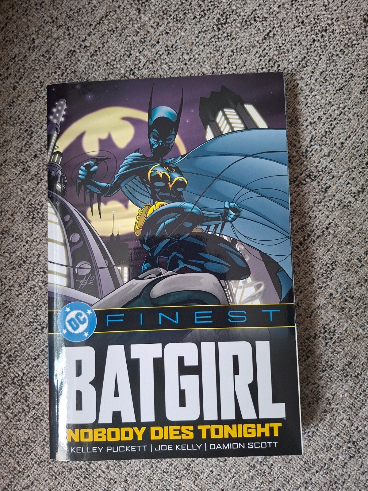 DC Finest Batgirl: Nobody Dies Tonight (DC Comics), Eén comic, Ophalen of Verzenden, Zo goed als nieuw, Amerika