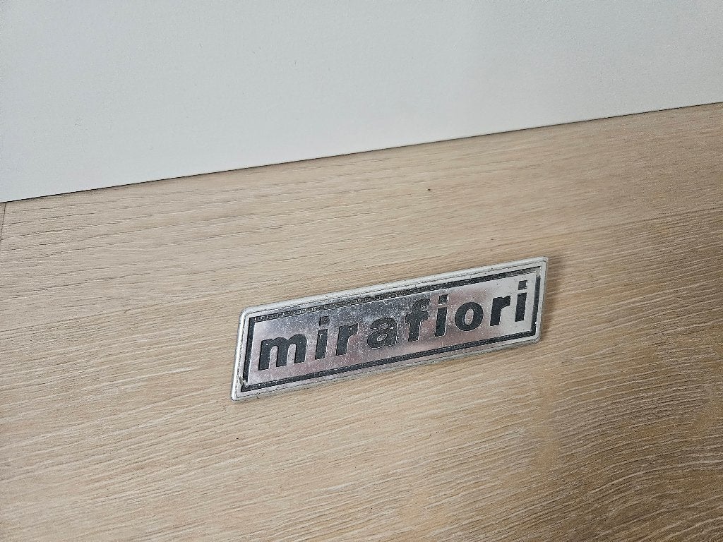 Fiat 131 Mirafiori embleem logo, Ophalen of Verzenden