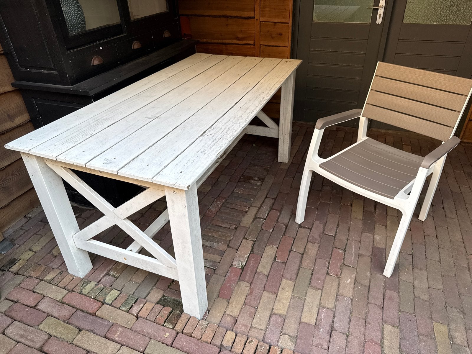 Houten witte tuintafel + 4 kunststof stoelen, Ophalen, 4 zitplaatsen, Gebruikt, Tuinset