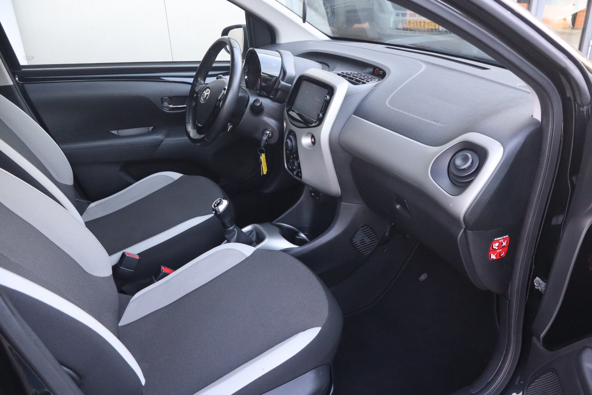Toyota Aygo 1.0 VVT-i x-play - NL Auto! Camera I Cruise I Ai, Auto's, Stof, Gebruikt, Euro 6, Verwarmde buitenspiegels