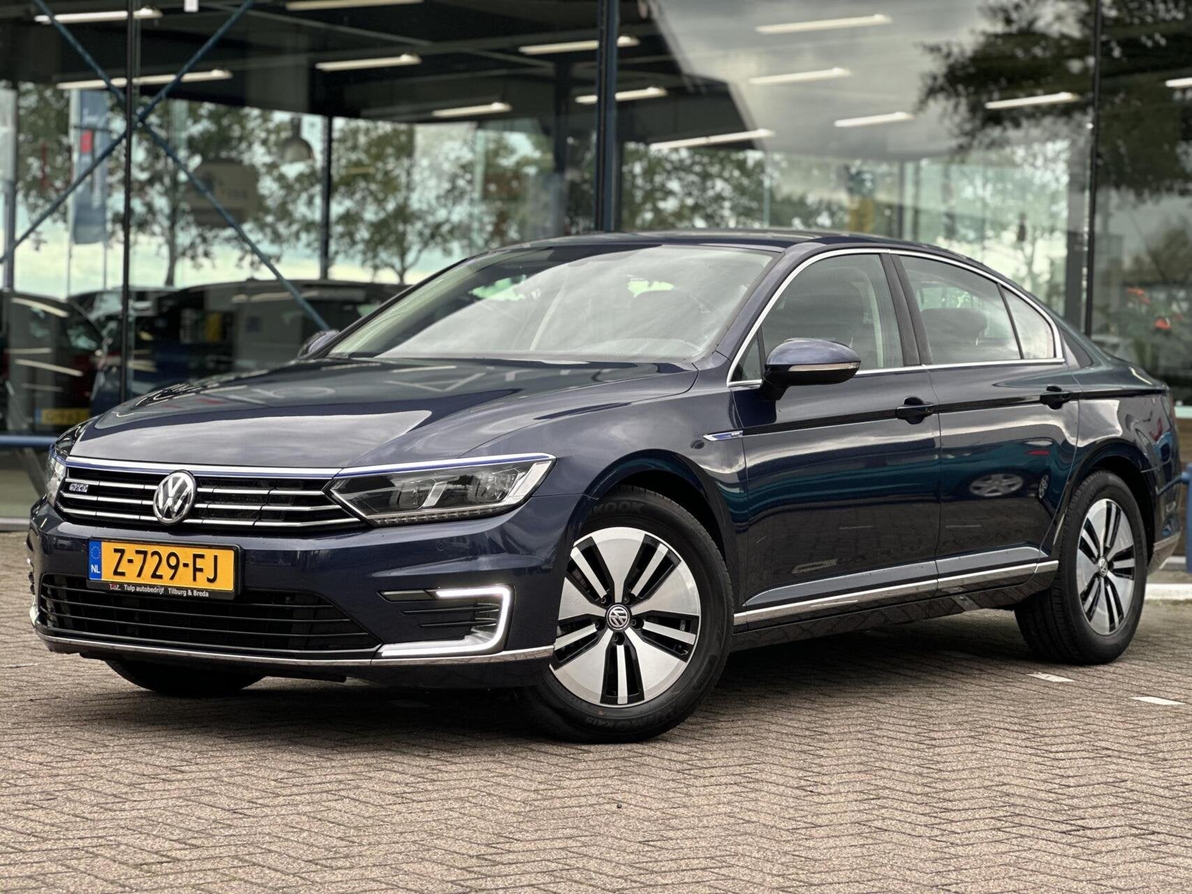 Volkswagen Passat 1.4 TSI GTE Plug-in DSG sedan 2017 1e eig, Auto's, Dealer onderhouden, Gebruikt, Zwart, Leder