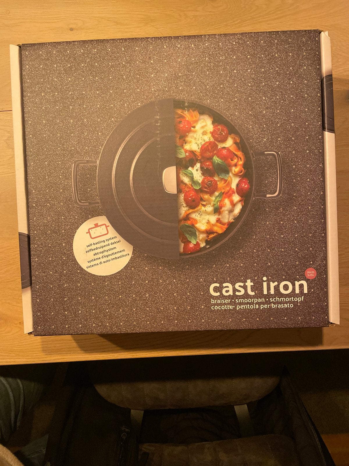 Nieuwe Gietijzeren Smoorpan 26 cm - 3,25 Liter, Ophalen, Met deksel, Nieuw, Braadpan