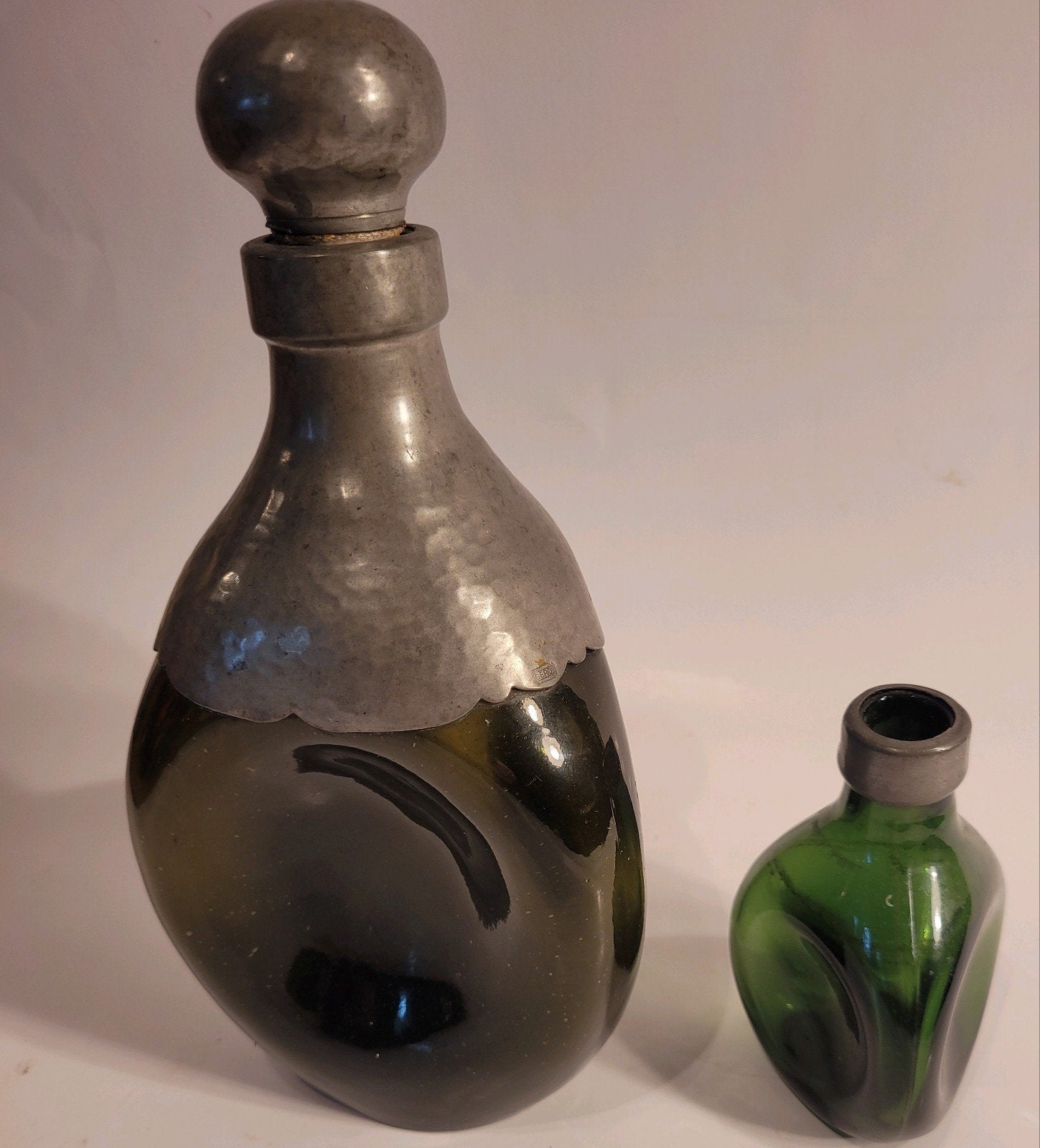 2 x oude groene fles drie deuken tin beslag antieke whiskey, Ophalen of Verzenden