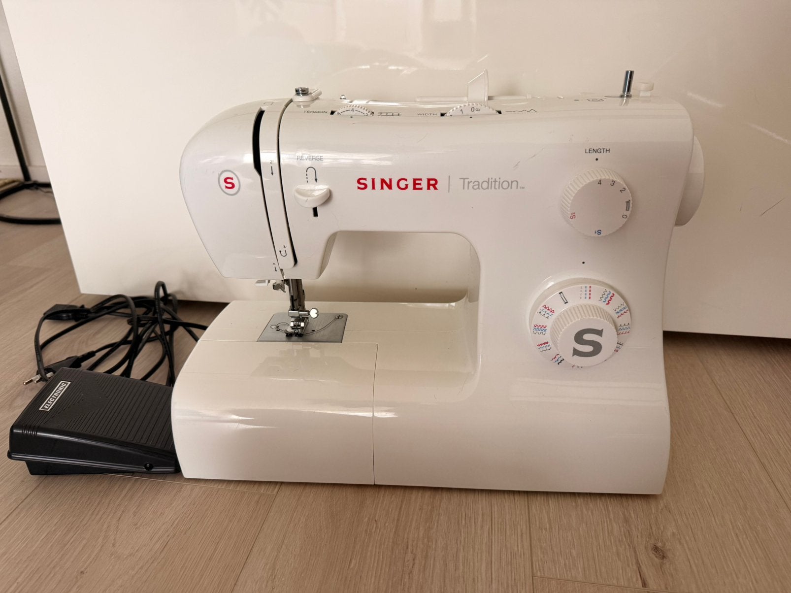 Singer 2282 Sewing machine, Hobby en Vrije tijd, Naaimachines en Toebehoren, Ophalen of Verzenden, Zo goed als nieuw, Lockmachine