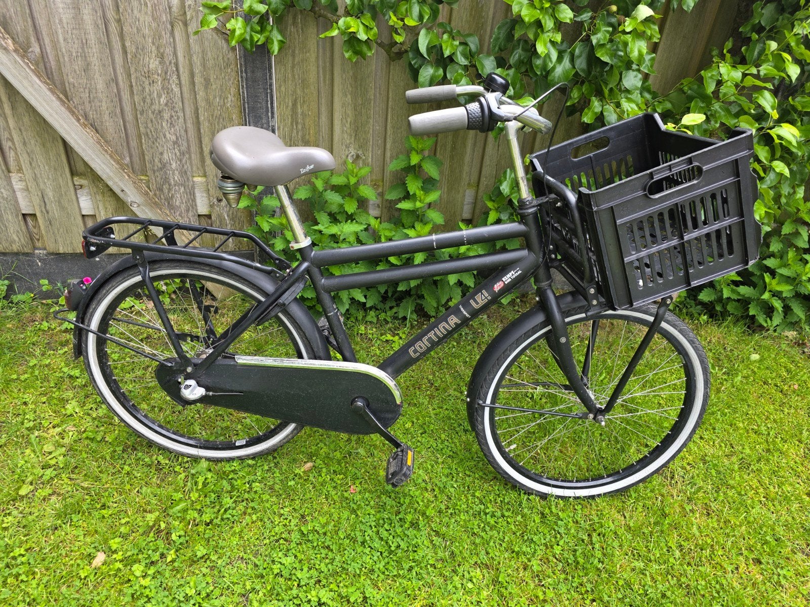 fiets - Zwart, met mand en bagagedrager, Fietsen en Brommers, Fietsen | Dames | Damesfietsen, Ophalen of Verzenden