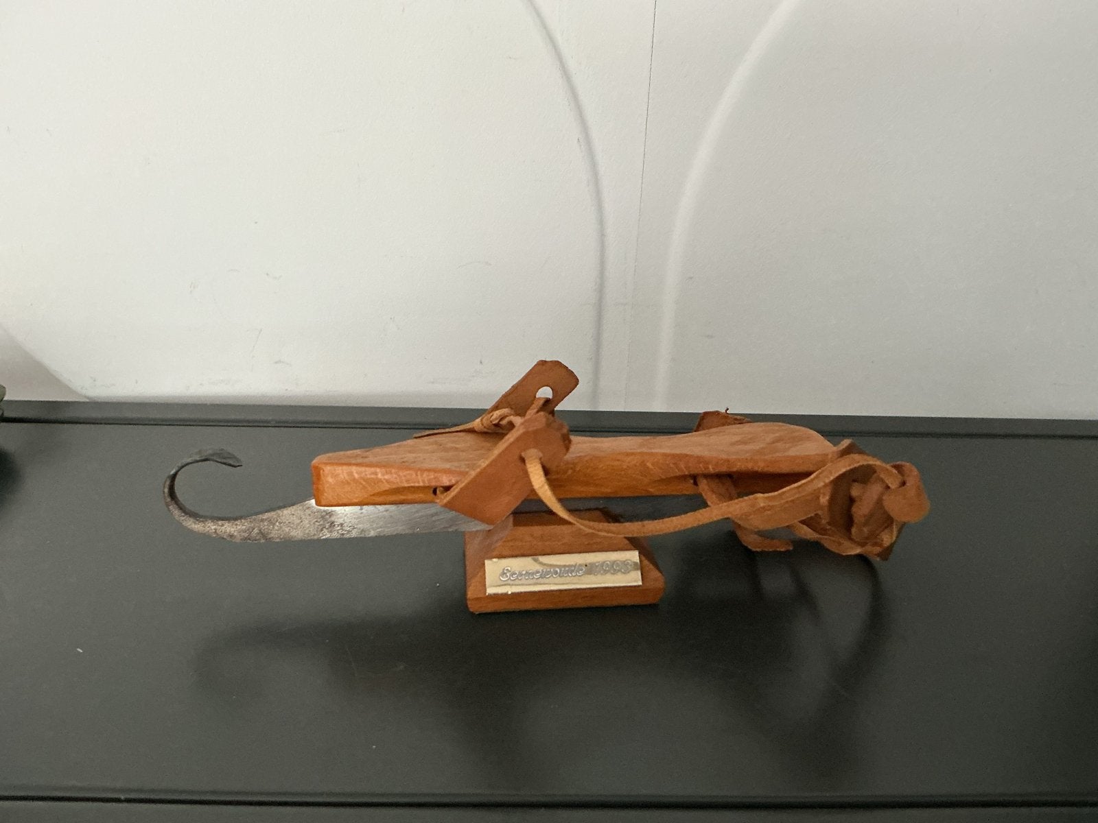 Miniatuur Friese doorloper schaats op sokkel - 1993, Antiek en Kunst, Ophalen
