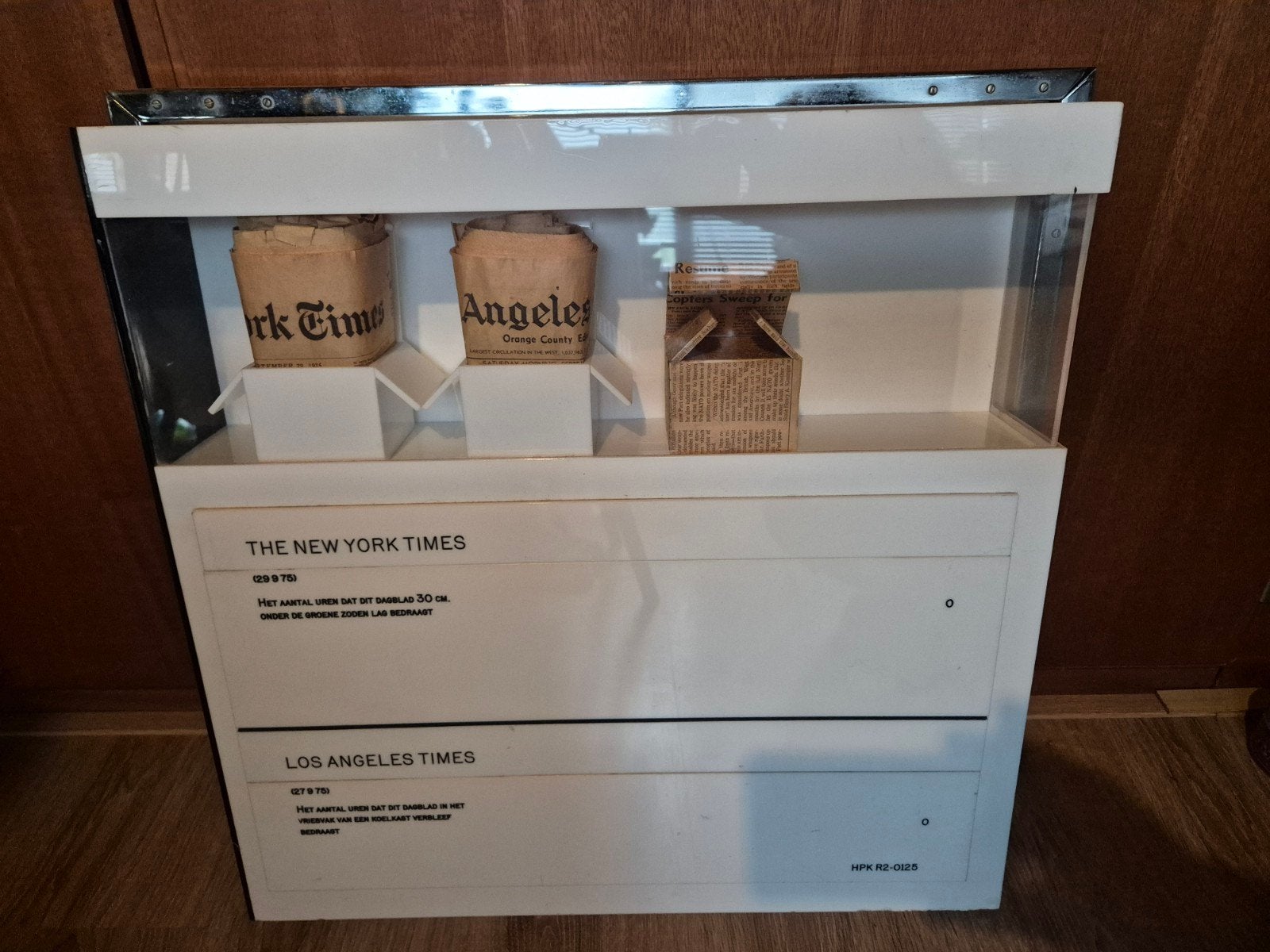 Uniek Kunstwerk: Krantenobjecten in Vitrine (58x58 cm), Ophalen of Verzenden