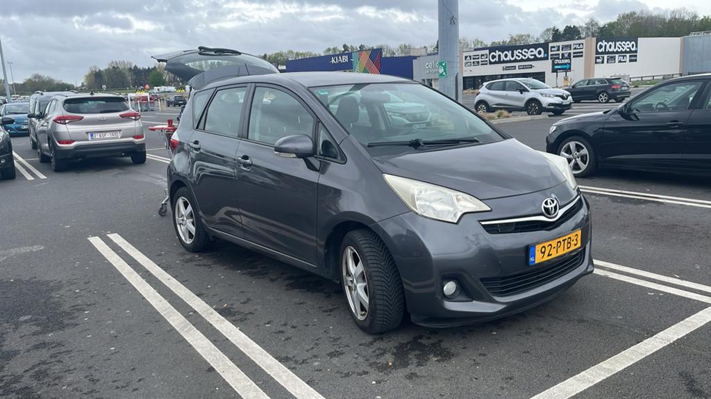Toyota Verso-S 1.3 VVT-i Aspiration | Navi | Camera |, Auto's, Voorwielaandrijving, 4 cilinders, 1055 kg, Handgeschakeld
