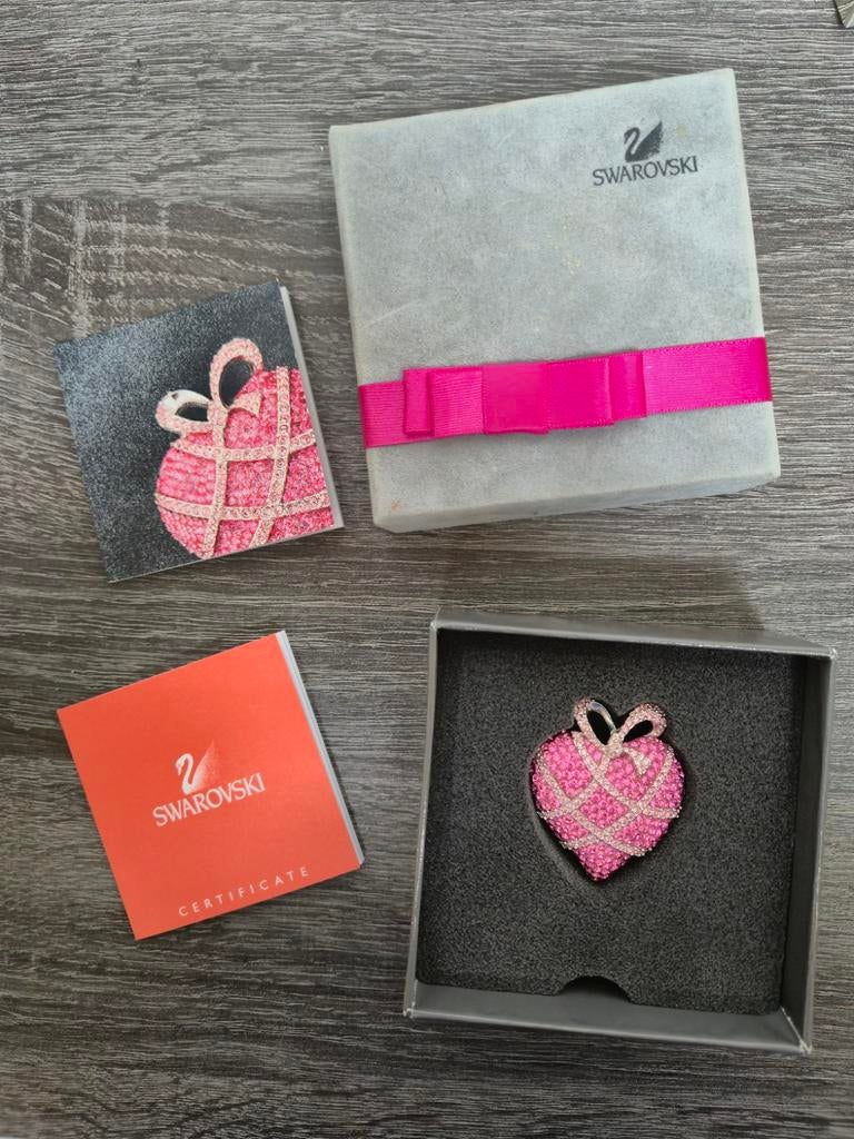 Swarovski Broche Wrapped In Love 2004, Sieraden, Tassen en Uiterlijk, Broches, Ophalen of Verzenden, Zo goed als nieuw, Zilver