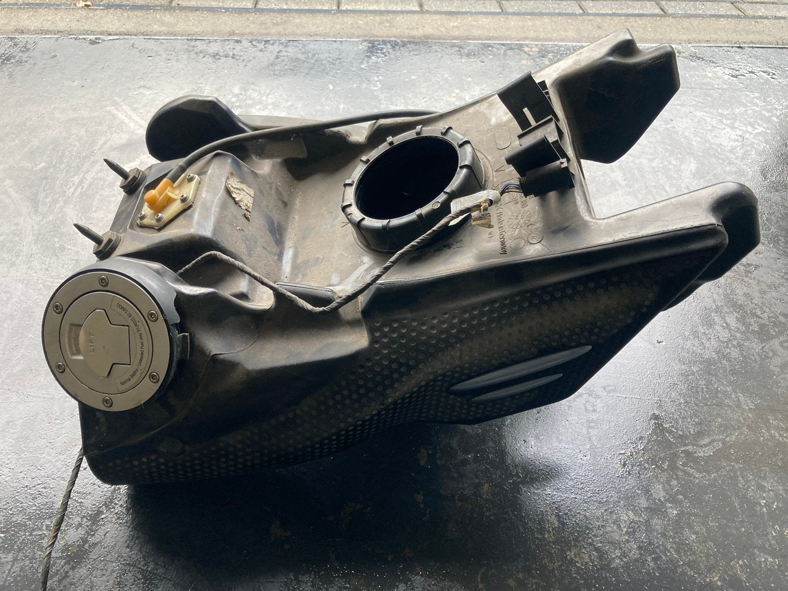 BRANDSTOFTANK BMW F650GS, Ophalen
