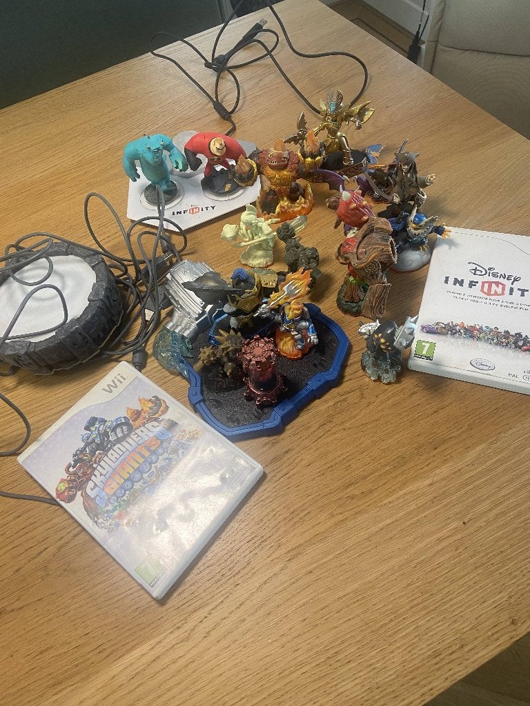 GRATIS wii skylander en disney infinity spellen en figuren, 2 spelers, Zo goed als nieuw, Vanaf 7 jaar, Ophalen