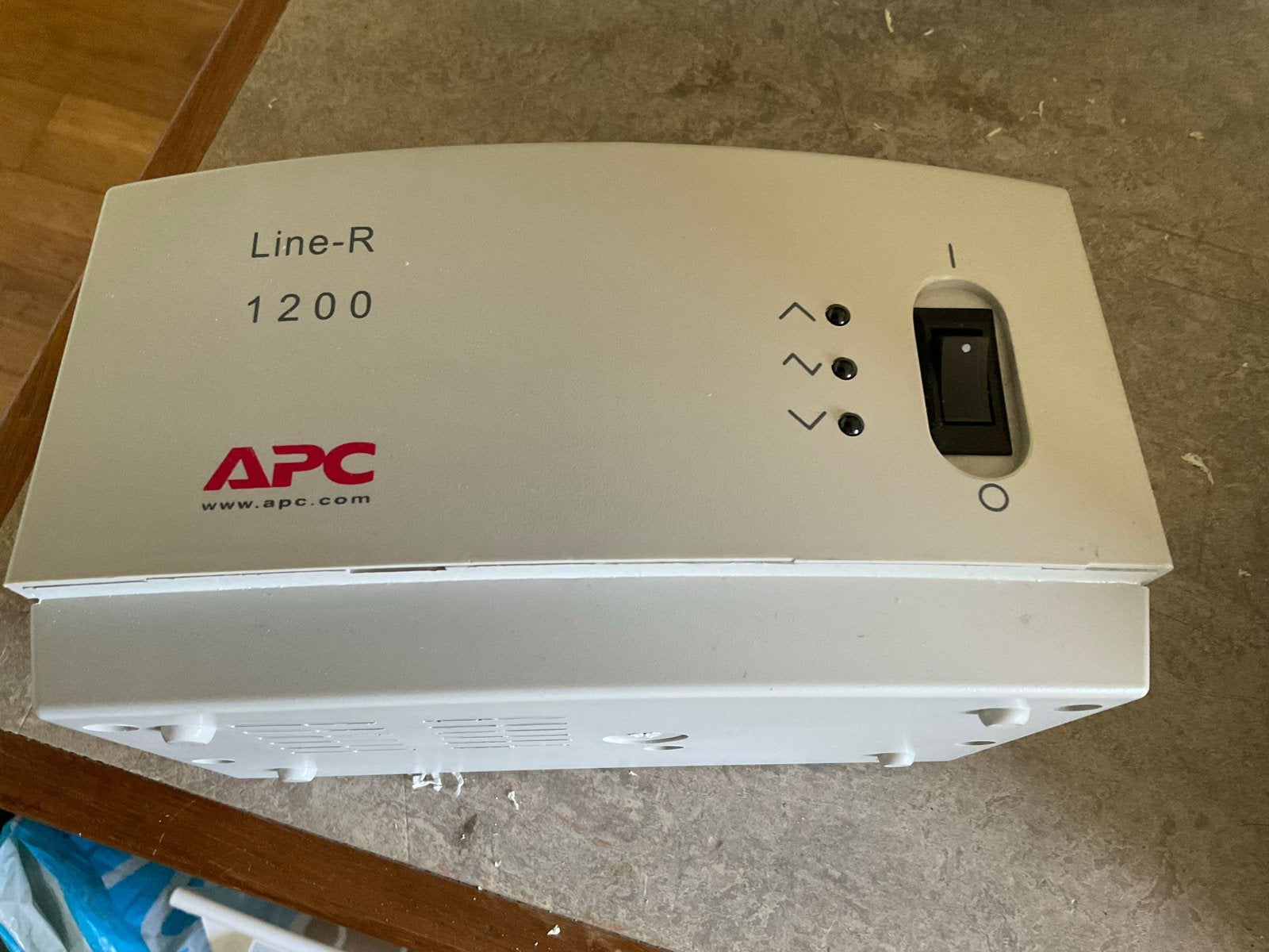 APC Line-R 1200 Spanningsregelaar - Bescherm uw apparatuur., Computers en Software, Ophalen of Verzenden, Gebruikt