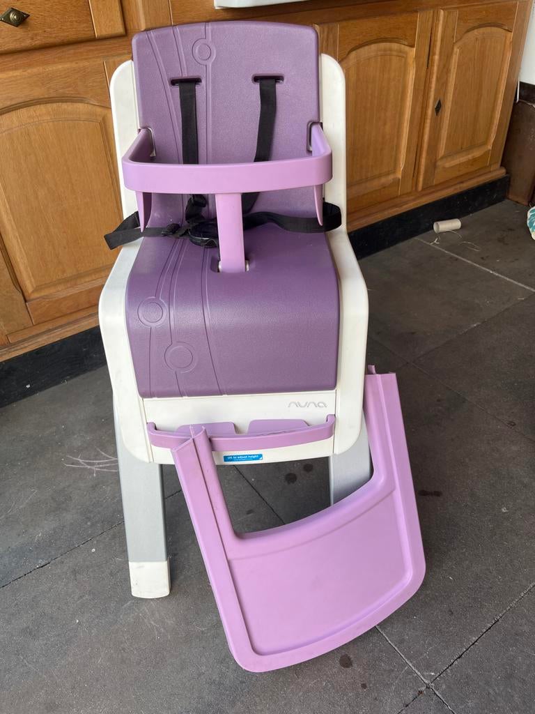 Nuna Zaaz kinderstoel paars met eetblad en gordel, Kinderen en Baby's, Ophalen, Gebruikt, Meegroeistoel, Afneembaar eetblad