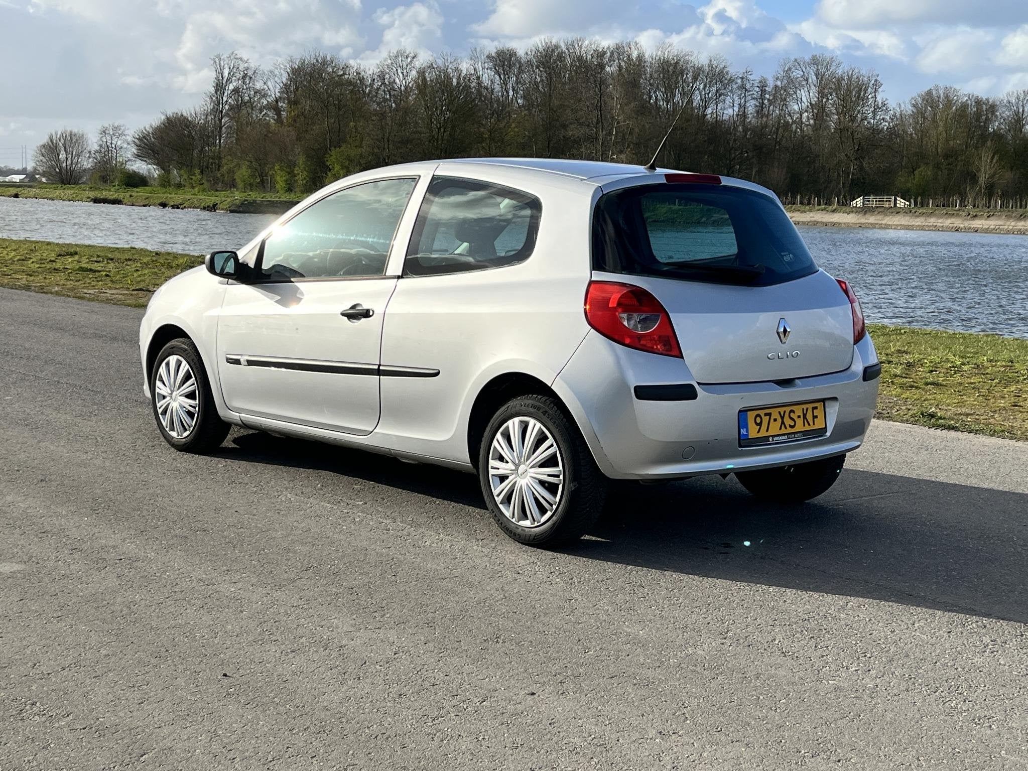 Renault Clio 1.2-16V Authentique, Gebruikt, 4 cilinders, 1055 kg, 49 €/maand