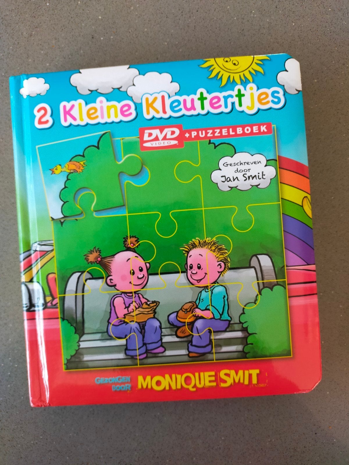 Zgan! Leuk puzzelboek met DVD van 2 Kleine Kleutertjes, Boeken, Kinderboeken | Baby's en Peuters, Ophalen of Verzenden, Zo goed als nieuw