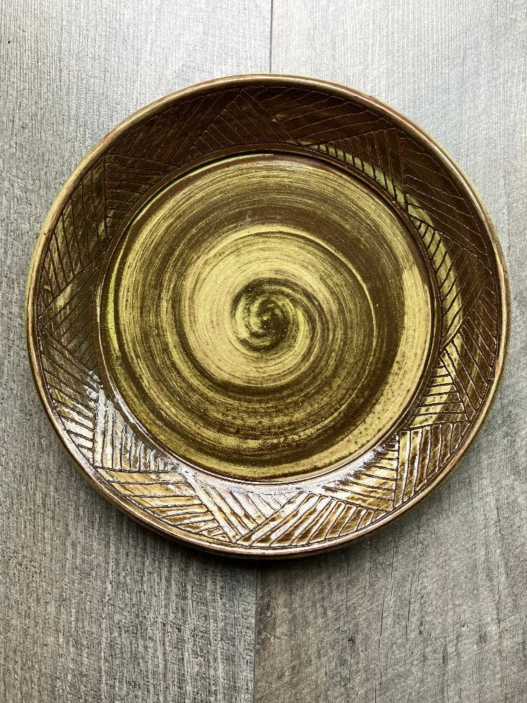 Handgemaakte olijfkleurige schaal (26 x 26 x 3 cm), Schaal, Rond, Ophalen of Verzenden, Zo goed als nieuw